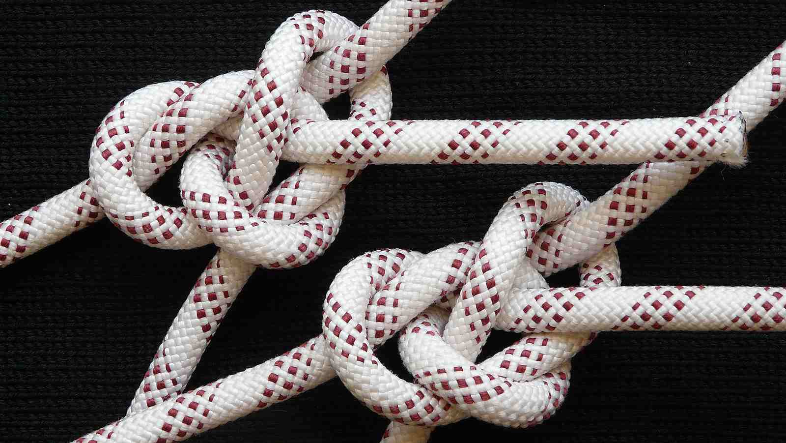 Ampersand bowlines on stiff rope (detail).JPG