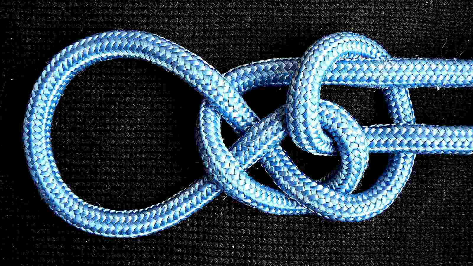 Two interweaved -shape crossing knots.JPG